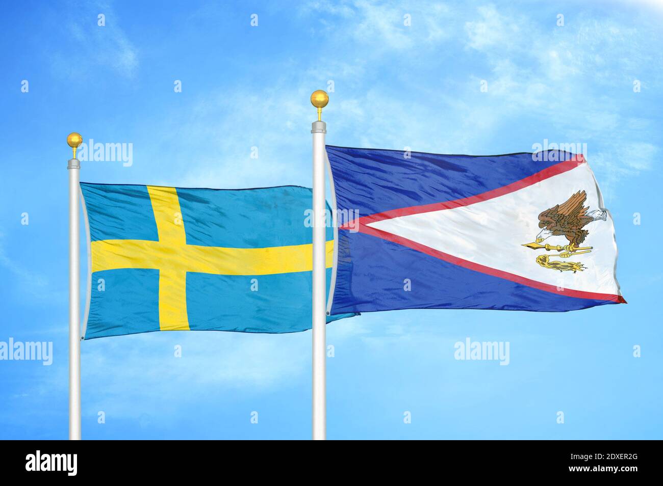 La Suède et les Samoa américaines deux drapeaux sur les mâts et le bleu ciel Banque D'Images