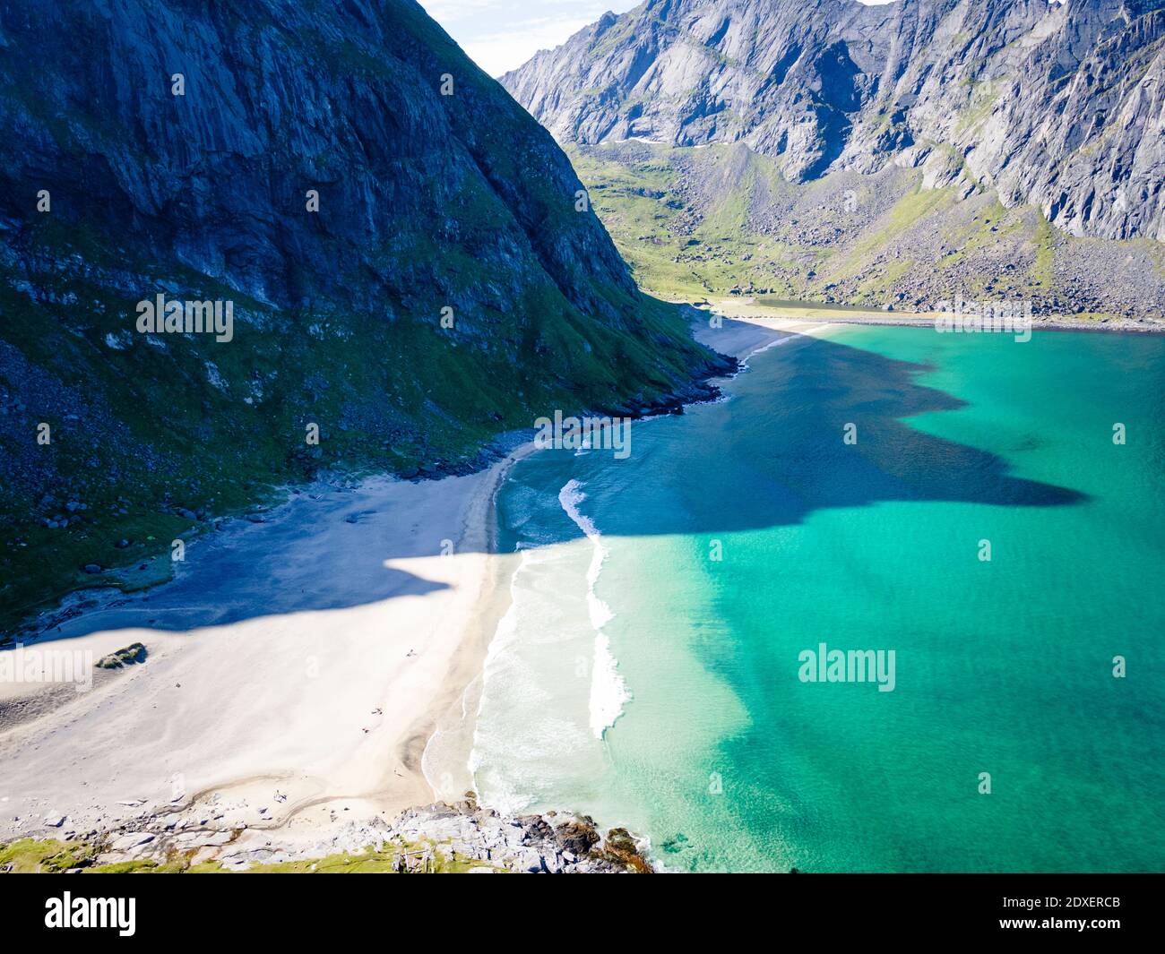 Belle vue sur la plage de Kvalvika à Lofoten, Norvège Banque D'Images