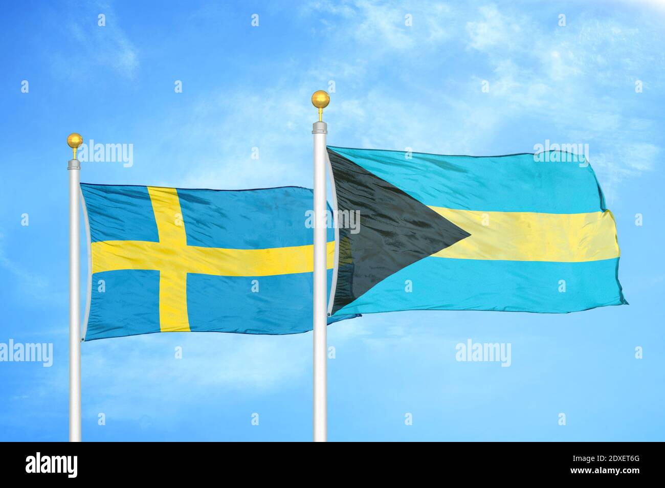 Suède et Bahamas deux drapeaux sur les mâts et le ciel bleu Banque D'Images