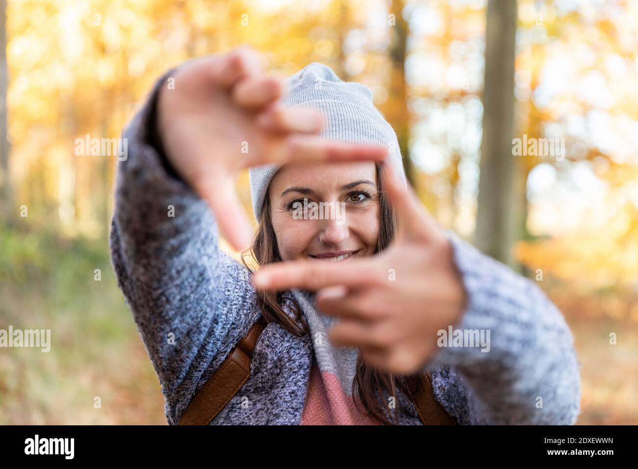 Femme qui forme le cadre avec le doigt tout en se tenant dans Cannock Chase forêt Banque D'Images