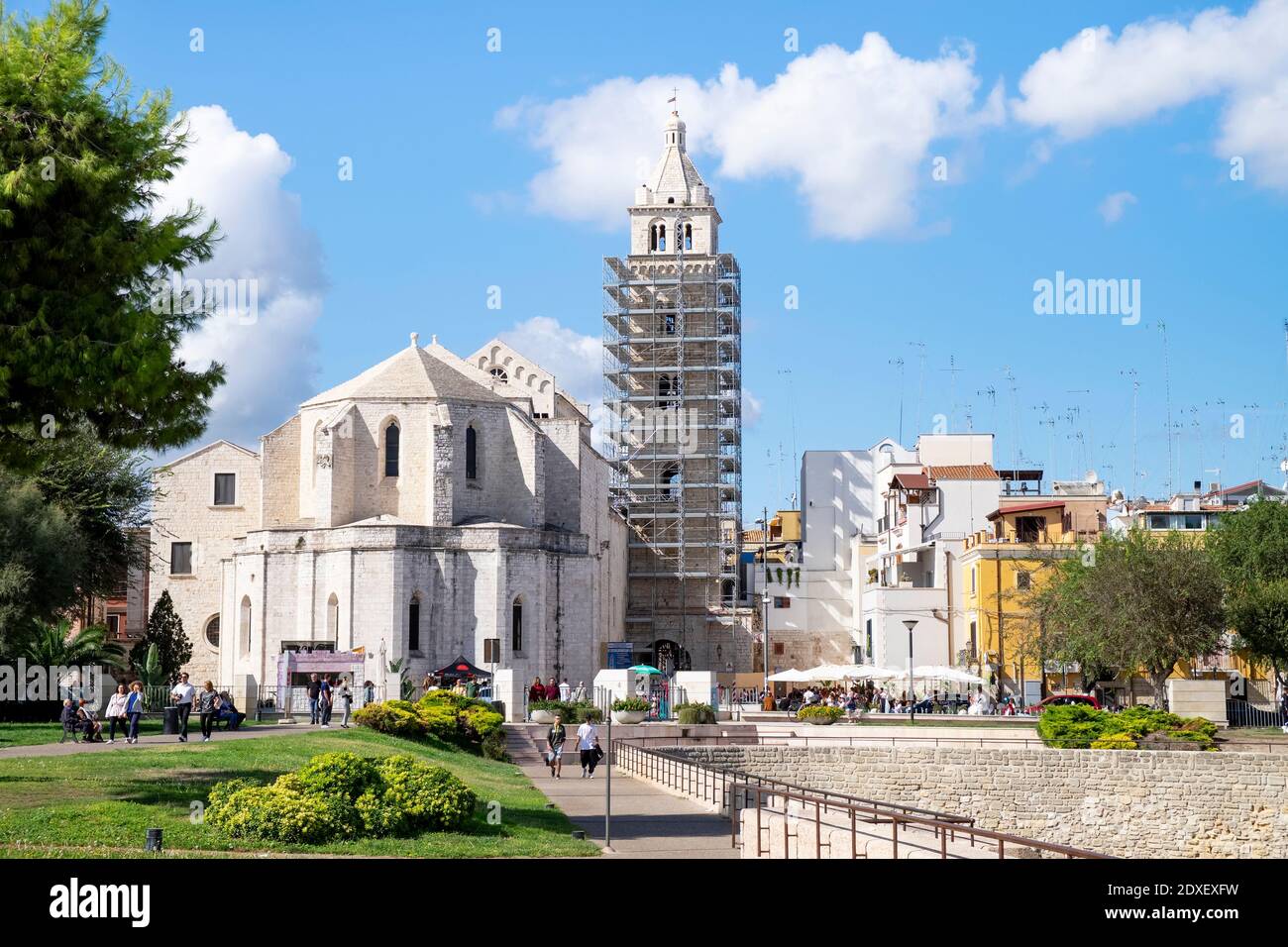 Italie, Apulia, Barletta, Cathédrale de Santa Maria Maggiore avec clocher en cours de rénovation Banque D'Images