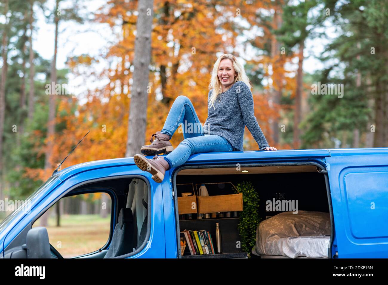 Une femme joyeuse se détendant sur le toit de la maison de moteur à Cannock Poursuite Banque D'Images