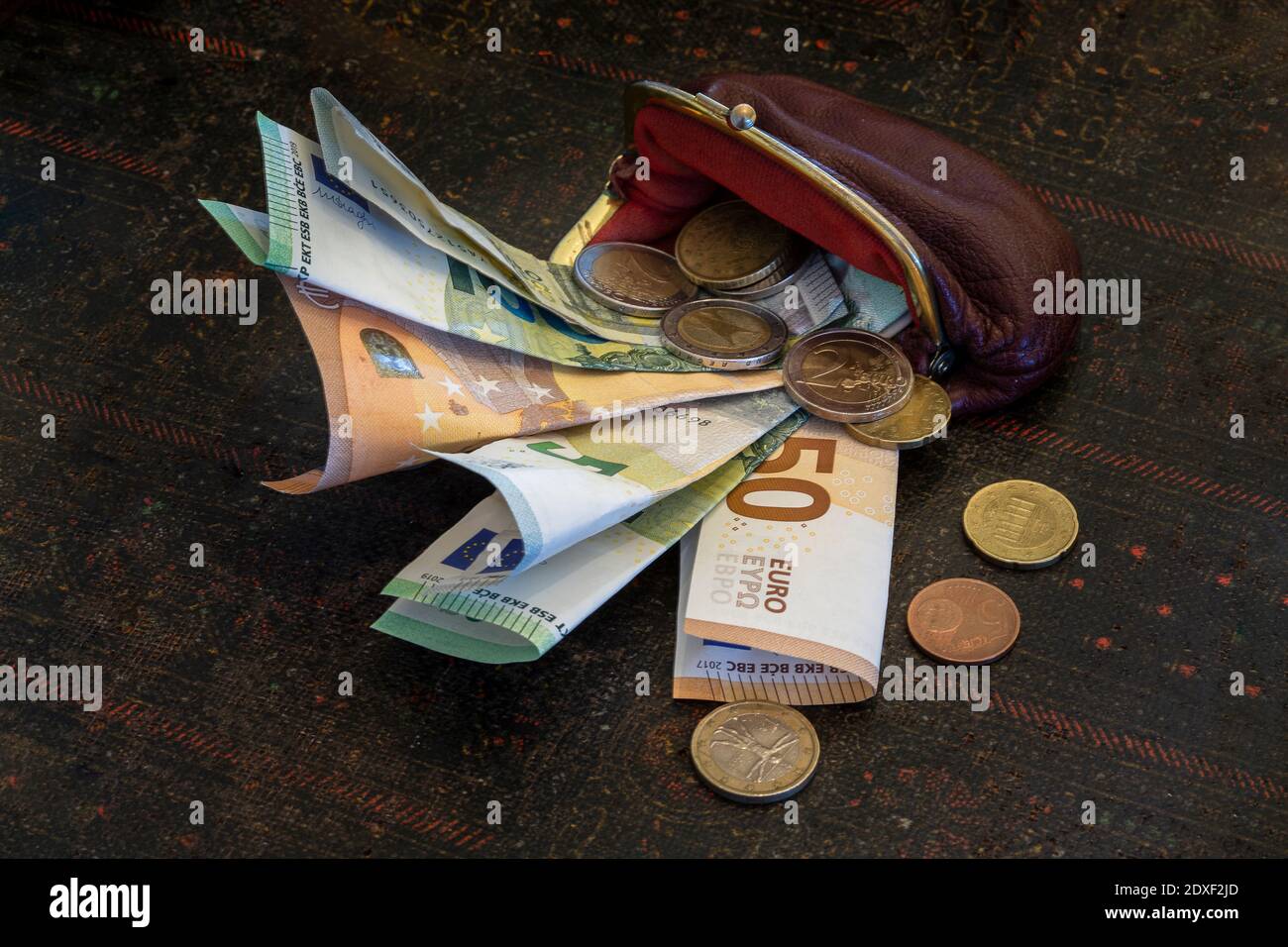 Portefeuille à l'ancienne avec pièces et billets en euros Banque D'Images