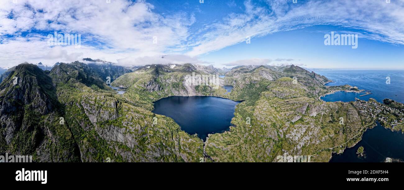 Vue sur le paysage avec la montagne et la mer contre le ciel à Helvetestinden, Lofoten, Norvège Banque D'Images