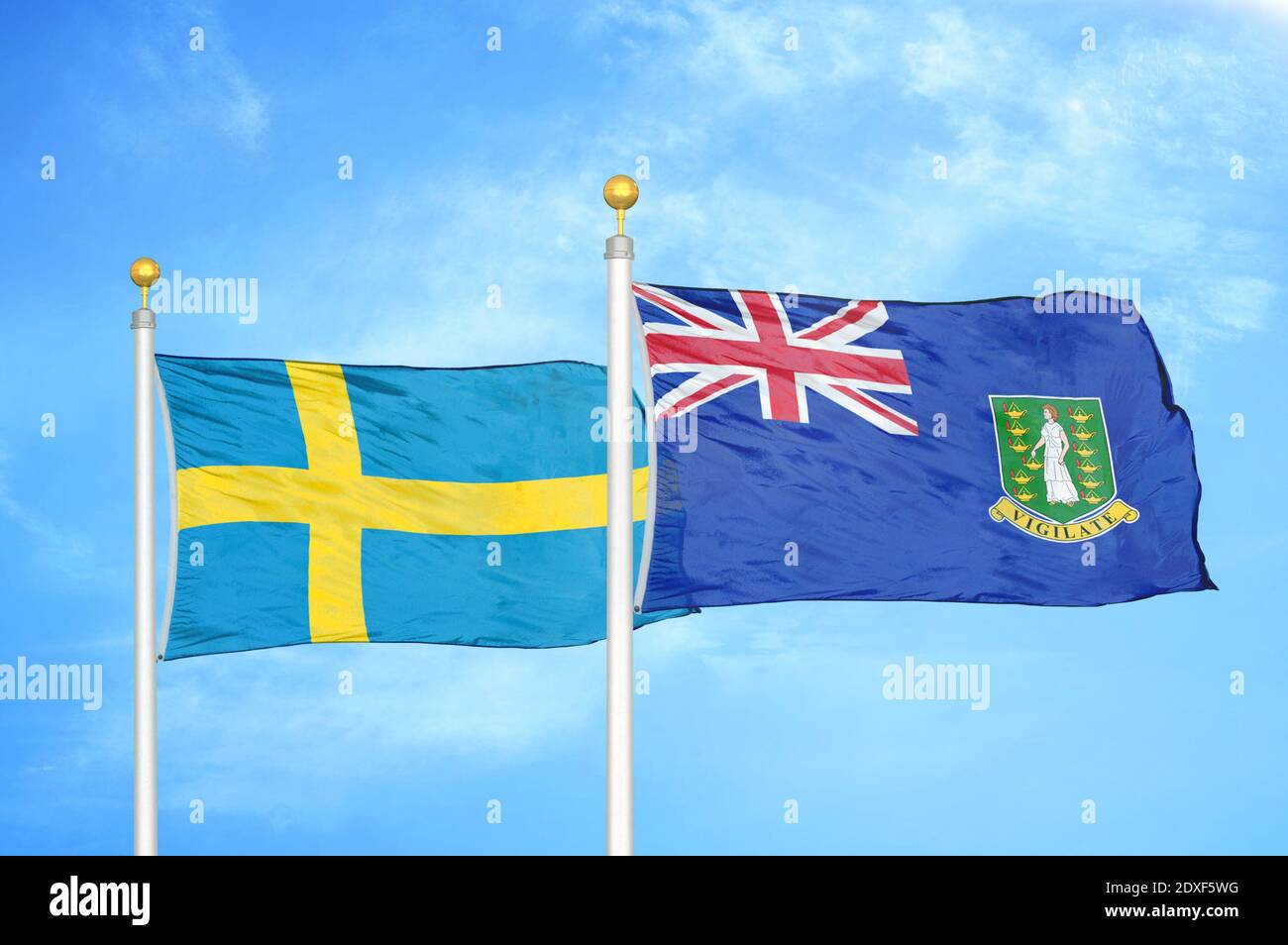 La Suède et les îles Vierges britanniques deux drapeaux sur les mâts de drapeau et ciel bleu Banque D'Images