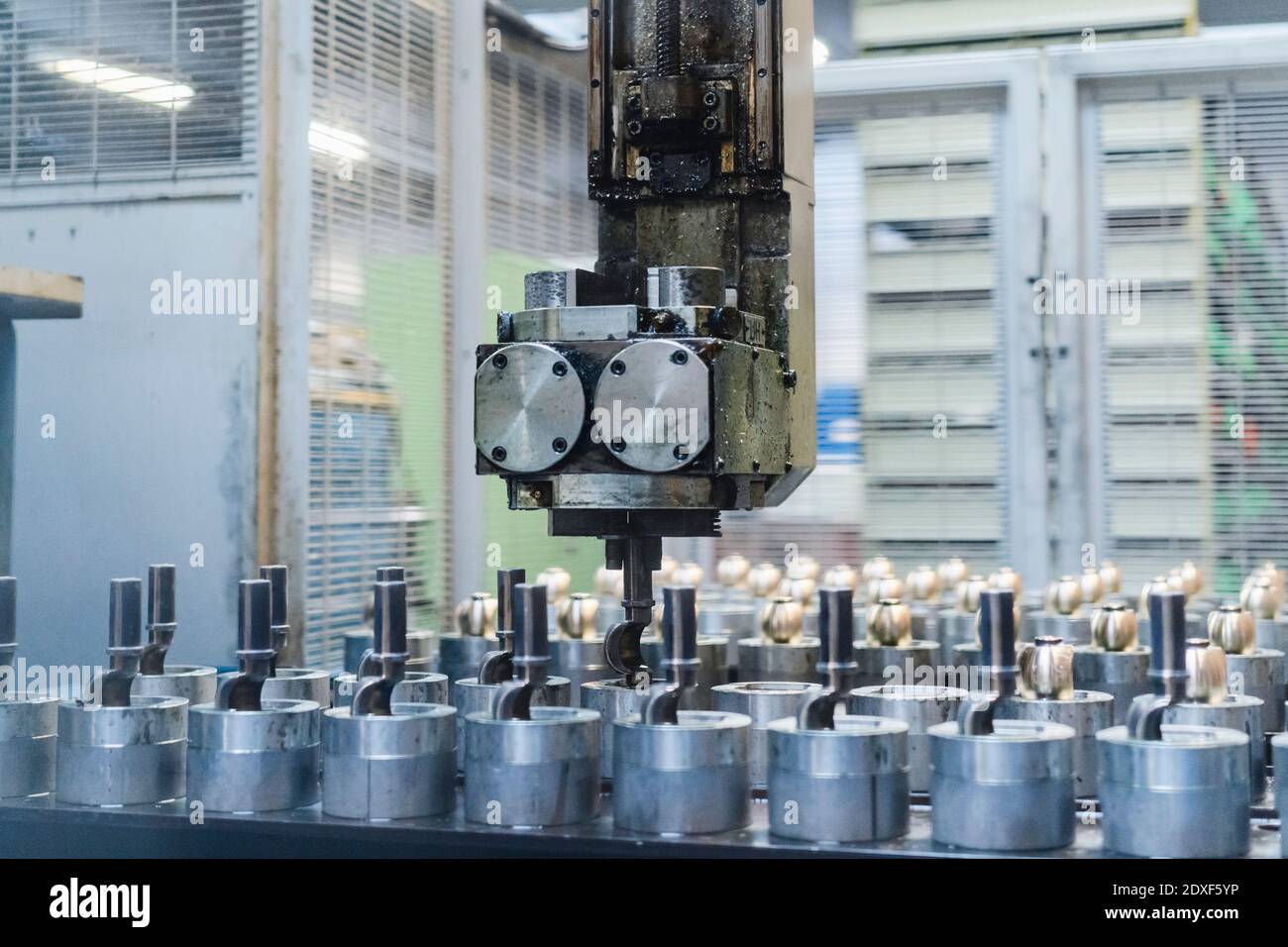 Bras robotisé au-dessus du tapis convoyeur sur la chaîne de production en usine Banque D'Images