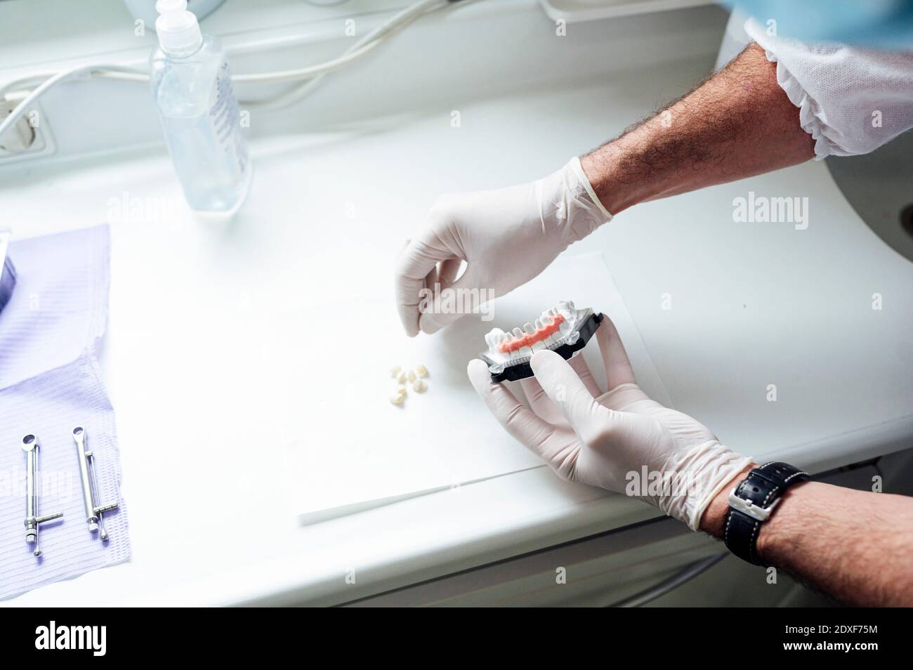 Prosthodontiste mâle faisant des prothèses à la clinique Banque D'Images