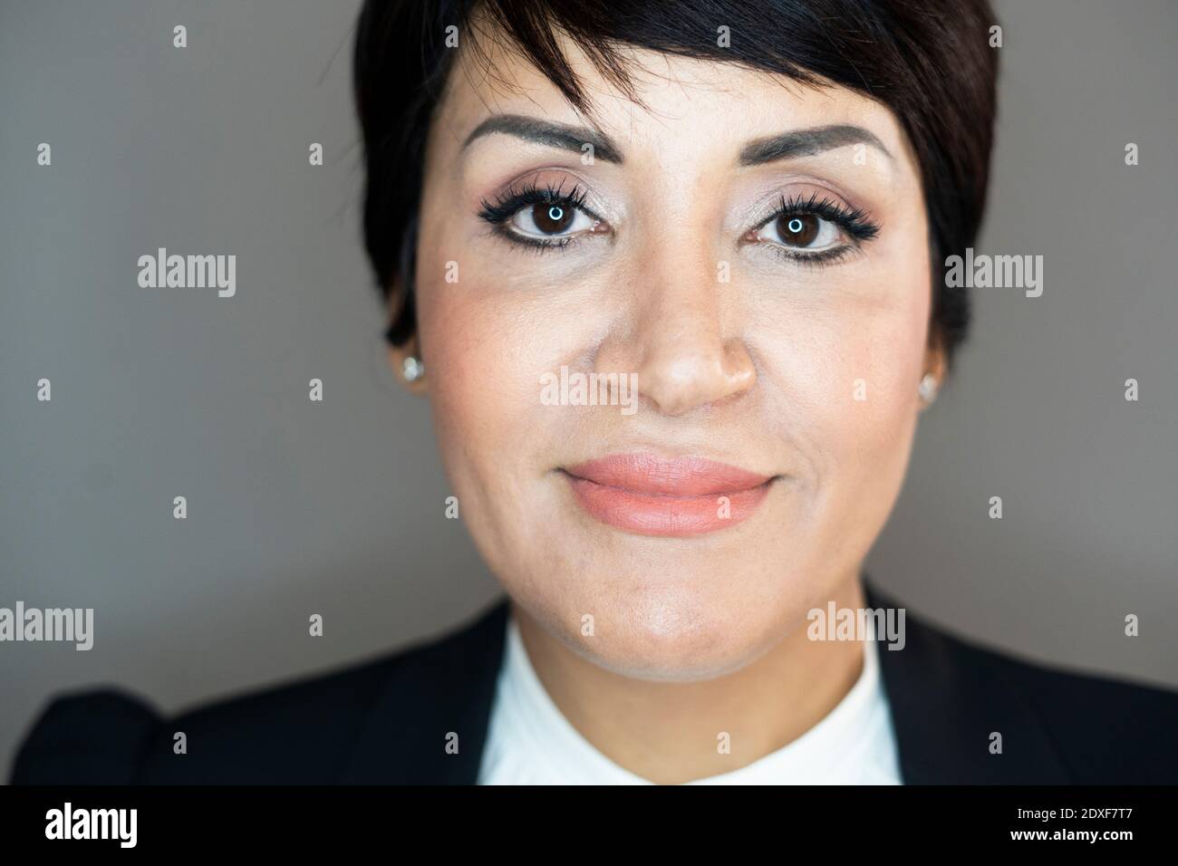 Portrait d'une femme d'affaires souriant à l'appareil photo Banque D'Images