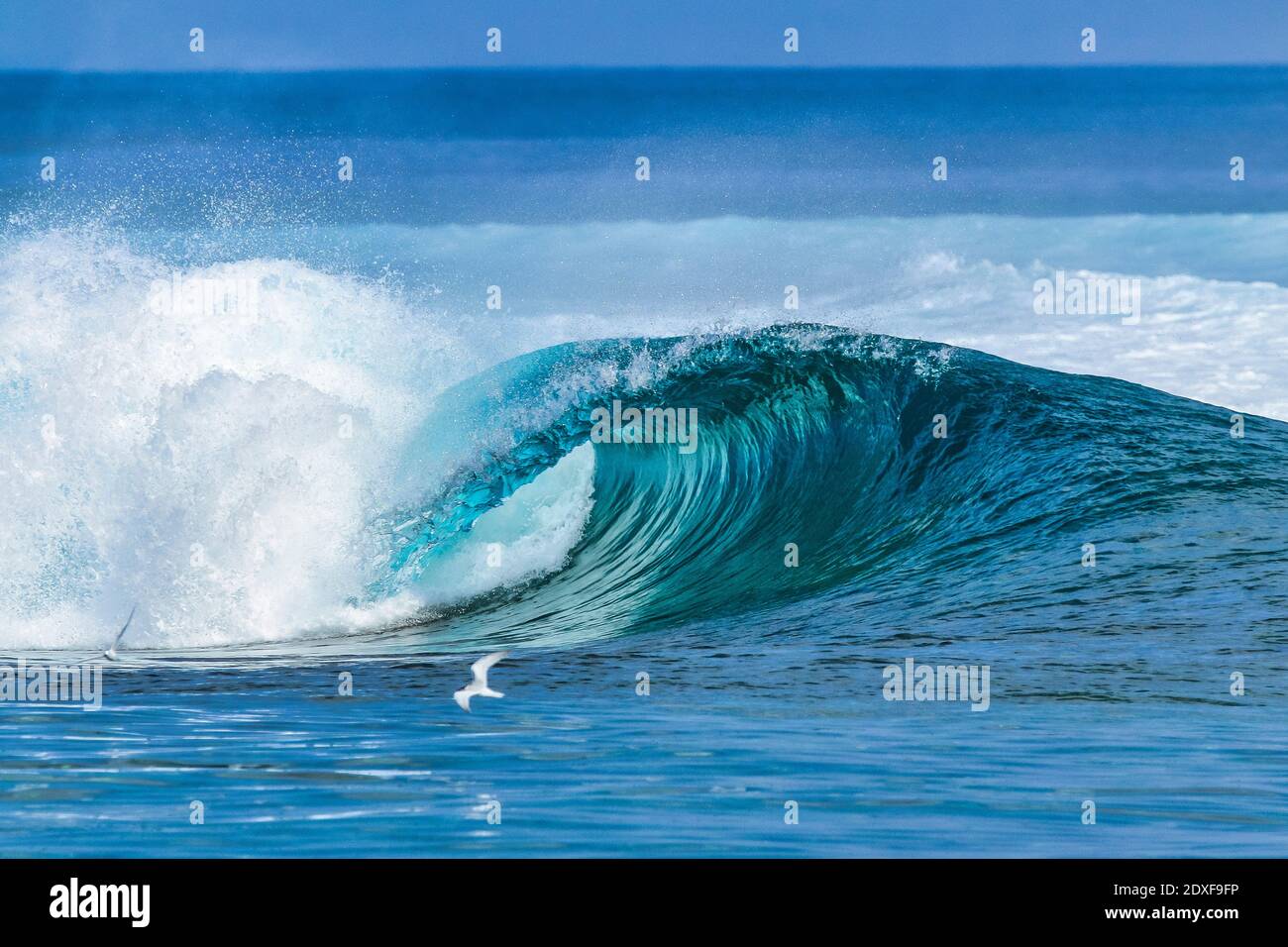 Vagues de l'océan éclaboussant l'eau à l'île d'Huraa, aux Maldives Banque D'Images