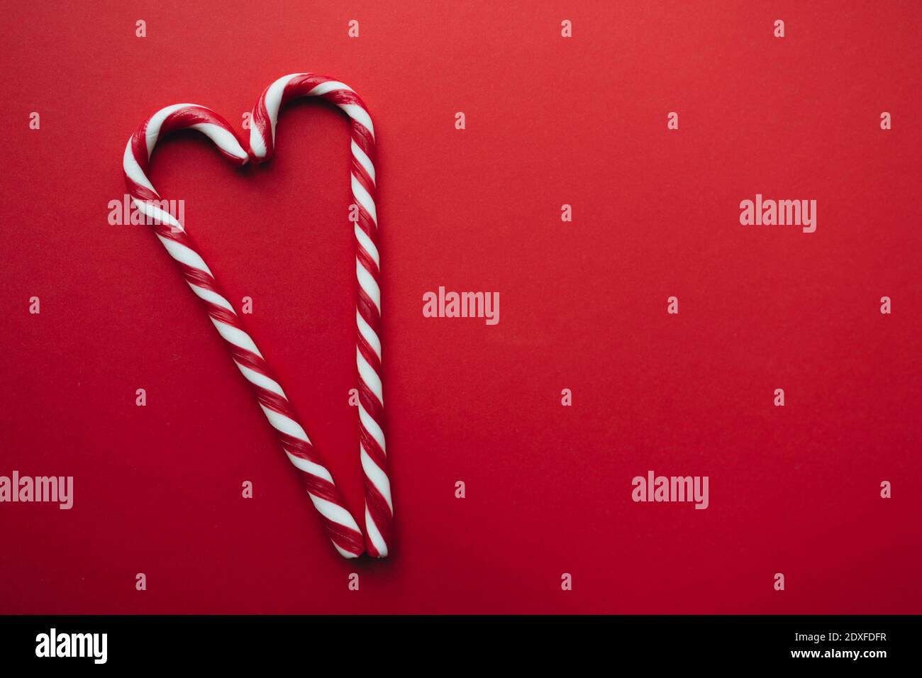 Bonbons de Noël sur fond rouge, rouge blanc Lollipop Banque D'Images