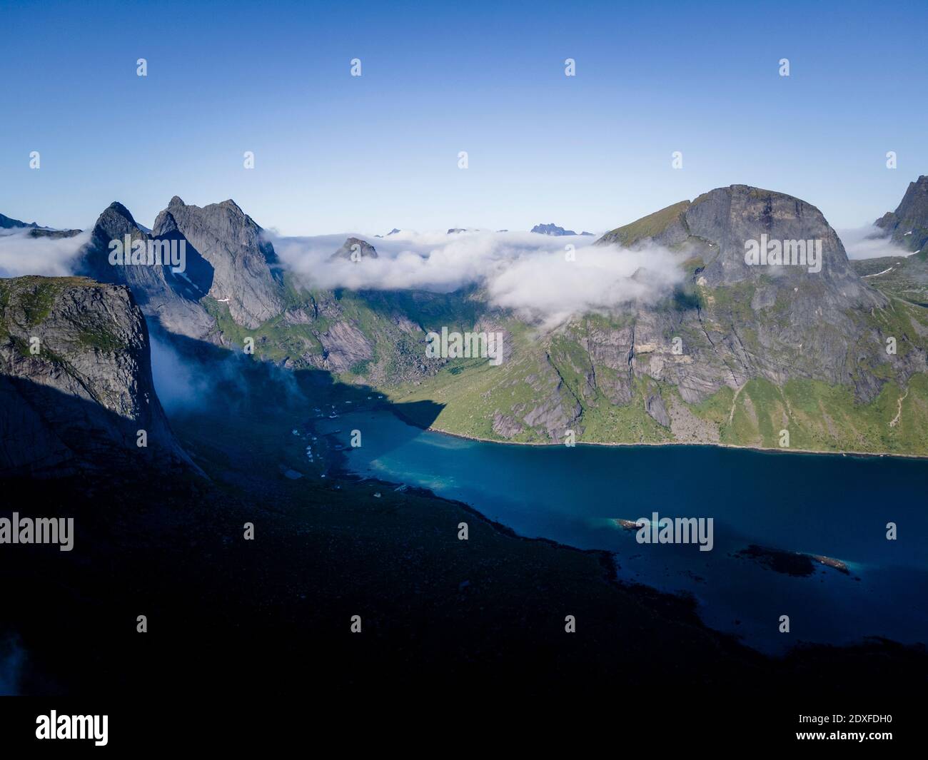 Vue panoramique sur la montagne par mer à Helvetestinden, Lofoten, Norvège Banque D'Images