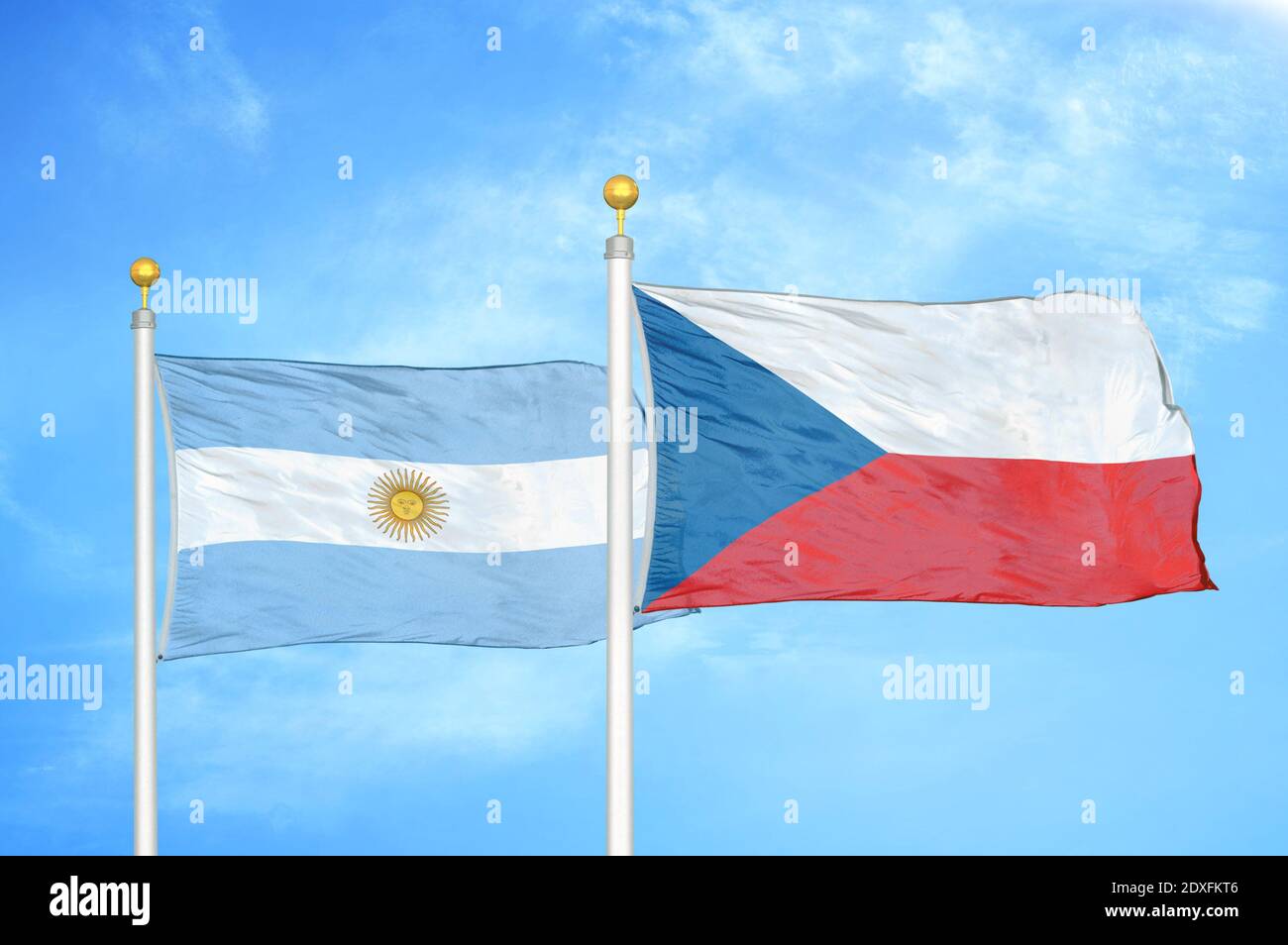 Argentine et République tchèque deux drapeaux sur les mâts et le bleu ciel Banque D'Images