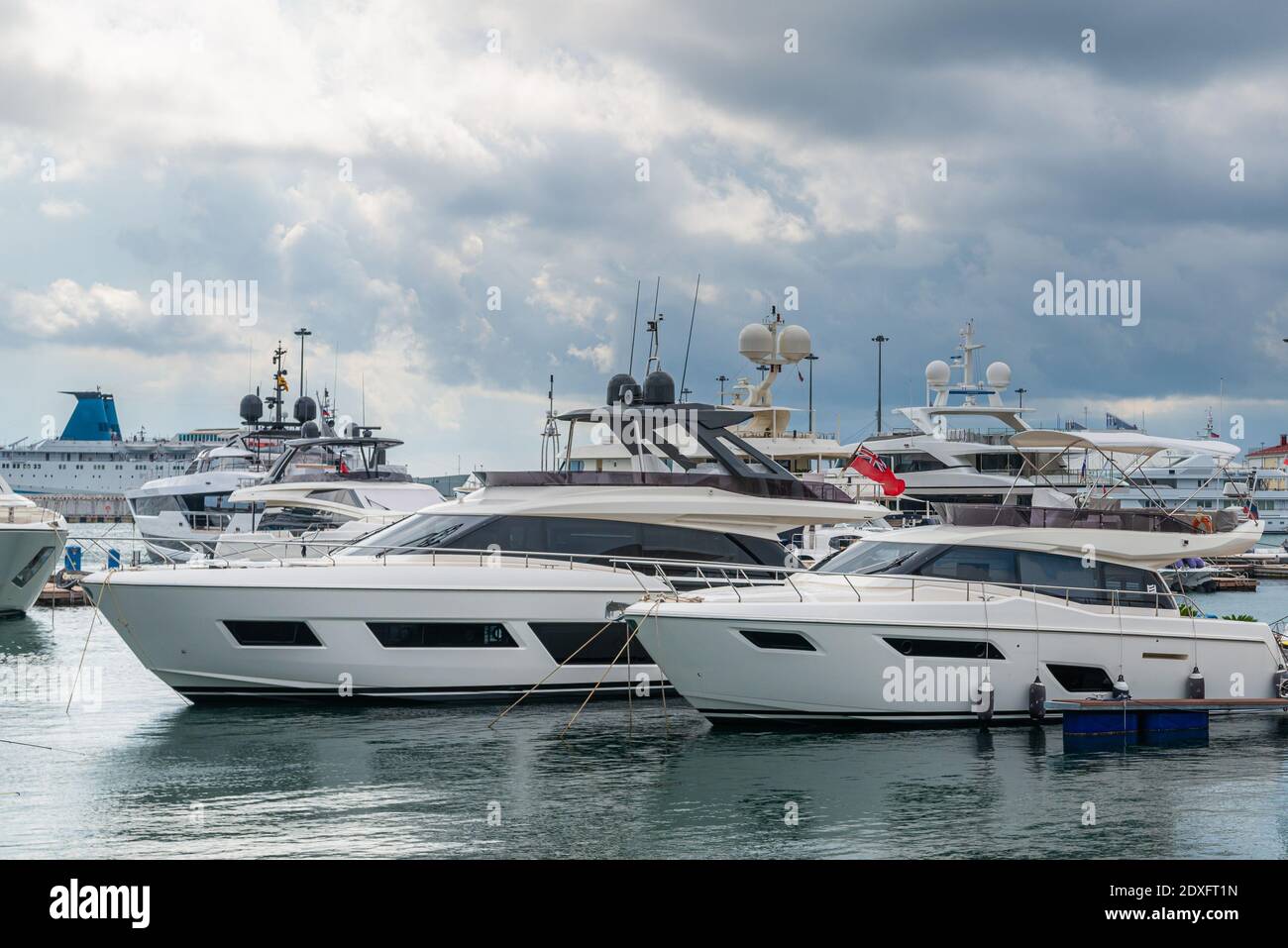 Yachts et bateaux à grande vitesse au port. Bateaux à moteur amarrés dans la marina. Quai de la côte de mer. Style de vie haut de gamme. Yachting. Jouets coûteux. Transport maritime. Voyage Banque D'Images