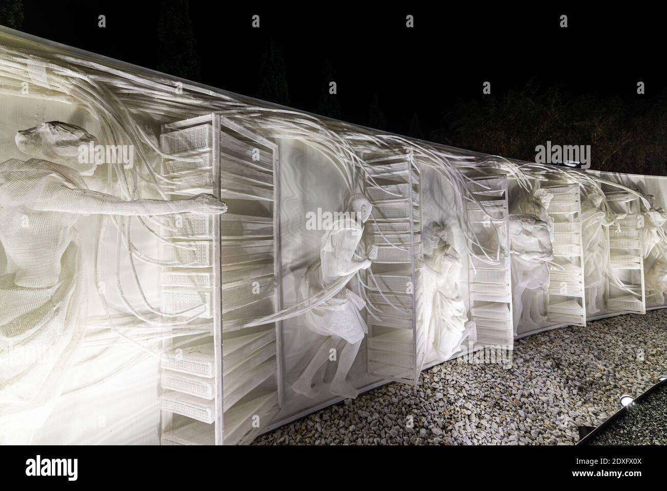 Fragment de bas-relief multi-figuré blanc fait de maille plastique par les artistes Recyclant Group. Composition d'art 'environnement artificiel' dans le public 'Galitsky Banque D'Images
