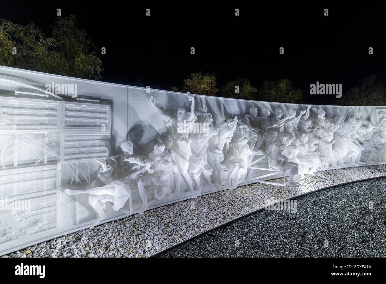 Fragment de bas-relief multi-figuré blanc fait de maille plastique par les artistes Recyclant Group. Composition d'art 'environnement artificiel' dans le public 'Galitsky Banque D'Images