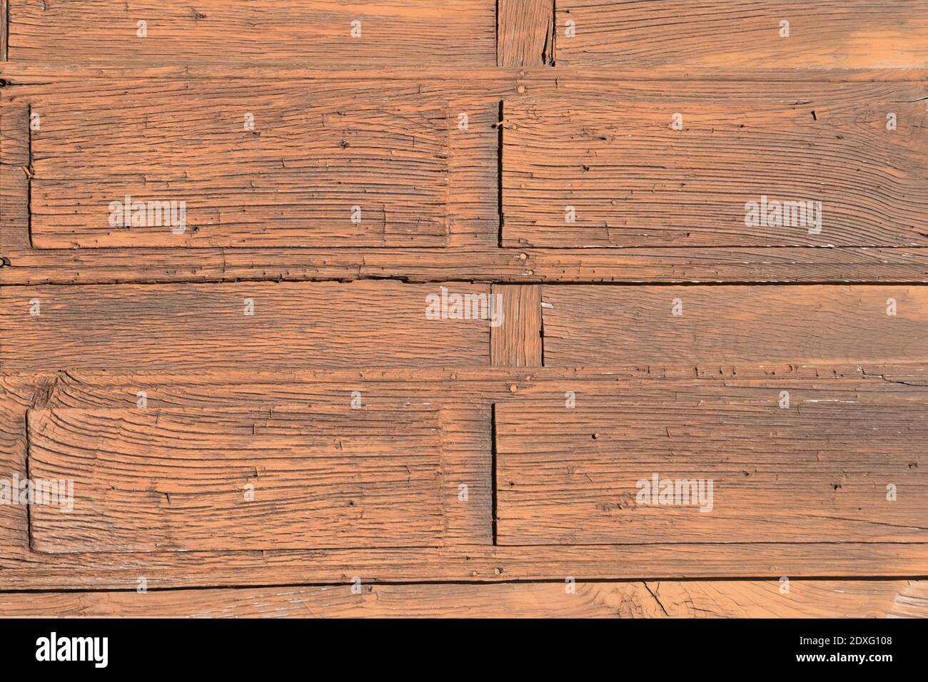 Une partie d'une ancienne porte en bois. Arrière-plan rustique, vieux bois et usé par le passage du temps. Banque D'Images