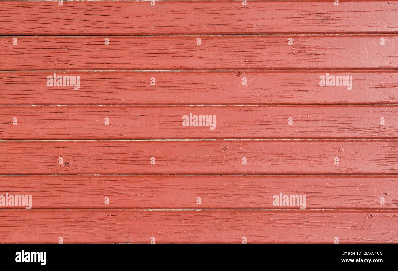 Une planche en bois rouge, en position horizontale, pour le fond de la Saint Valentin, le monde rural, l'invitation à des événements et des affiches Banque D'Images