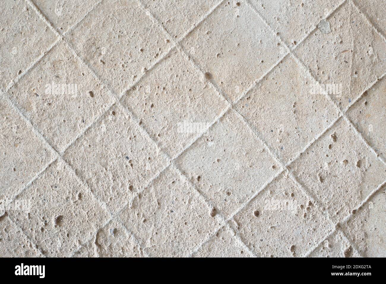 Un plancher de détresse abstrait, fond blanc et gris, grunge de stuc, ciment ou mur de béton texturé. Sol en ciment gris endommagé avec fissure et ligne Banque D'Images