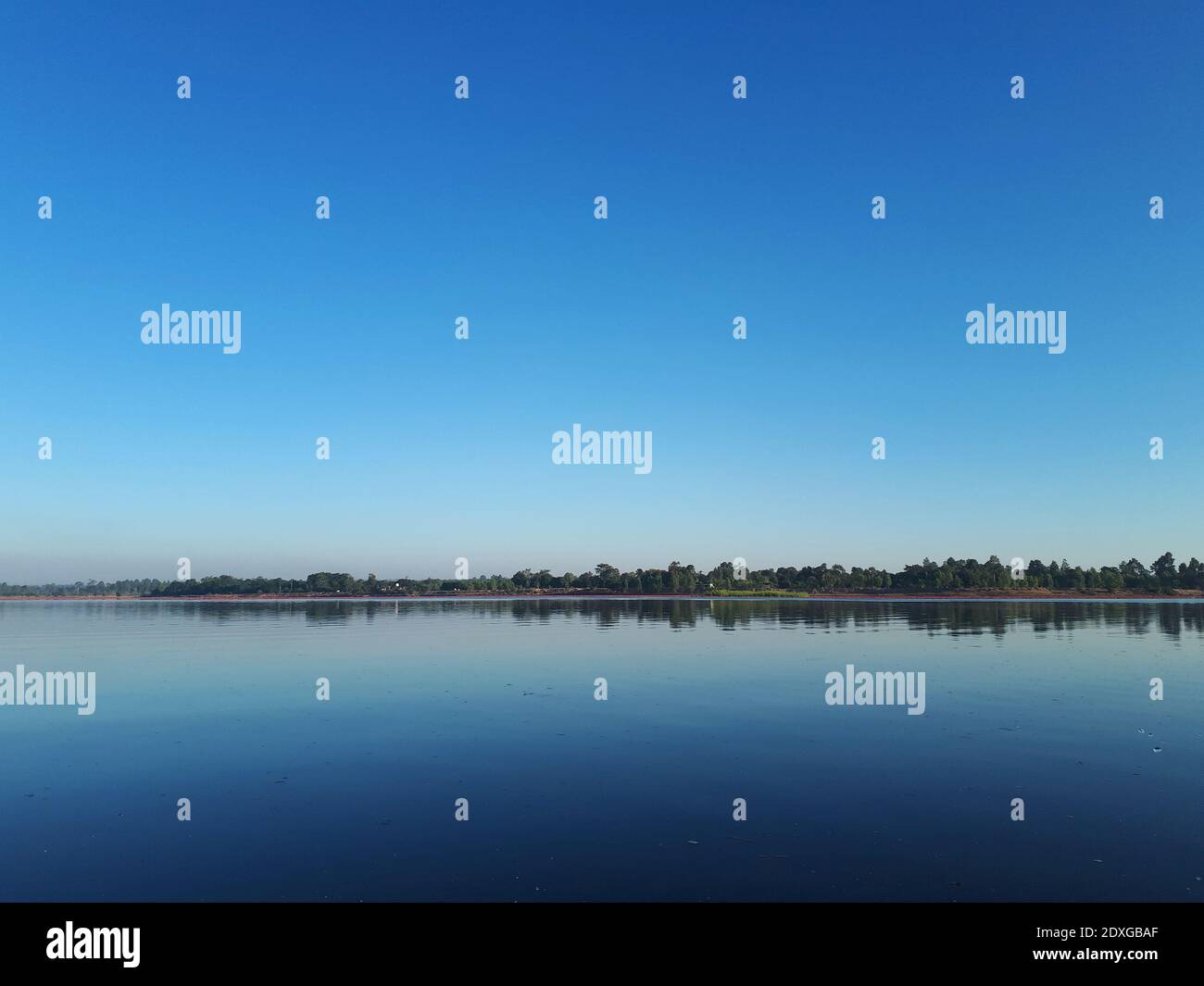 Vue panoramique du lac contre Ciel Bleu clair Banque D'Images