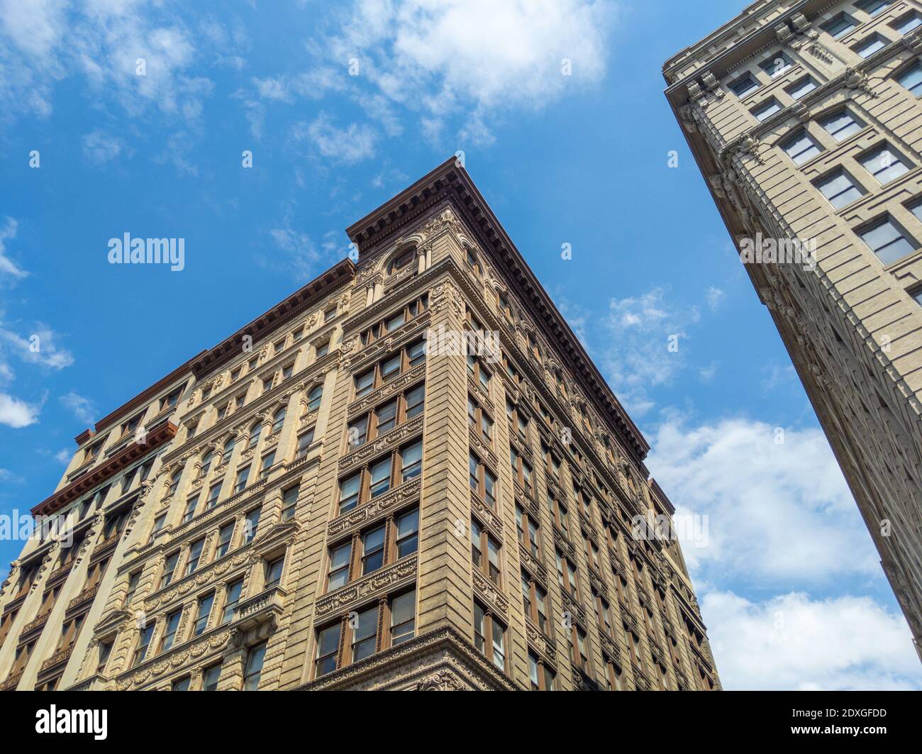 Vue sur les anciens bâtiments de SoHo, Manhattan, New York City avec ciel bleu Banque D'Images
