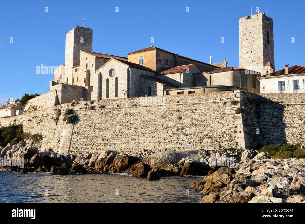 France, côte d'azur, la vieille ville d'Antibes est entourée de remparts, le château Grimaldi abrite un musée dédié à un peintre surréaliste célèbre. Banque D'Images
