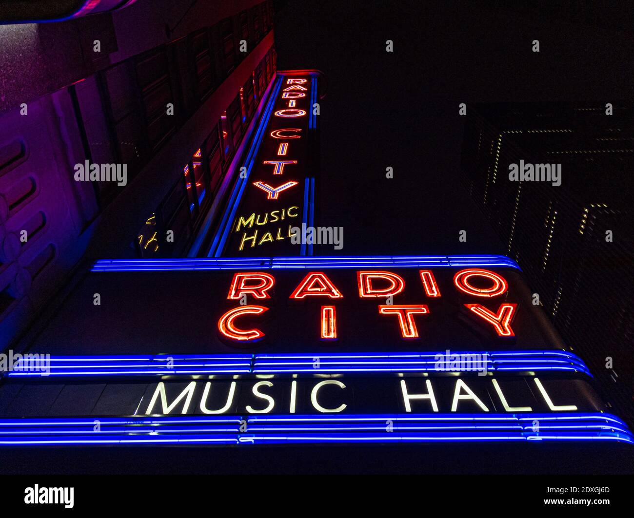 Radio City Music Hall signe néon la nuit Banque D'Images