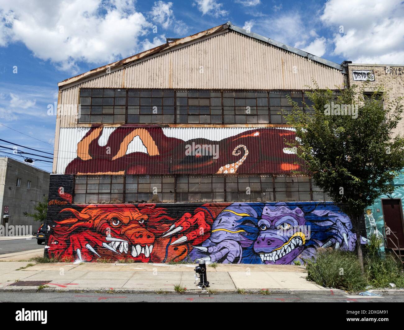 Art de rue de dragons rouges et pourpres sur l'ancien entrepôt abandonné à East Williamsburg, New York City Banque D'Images