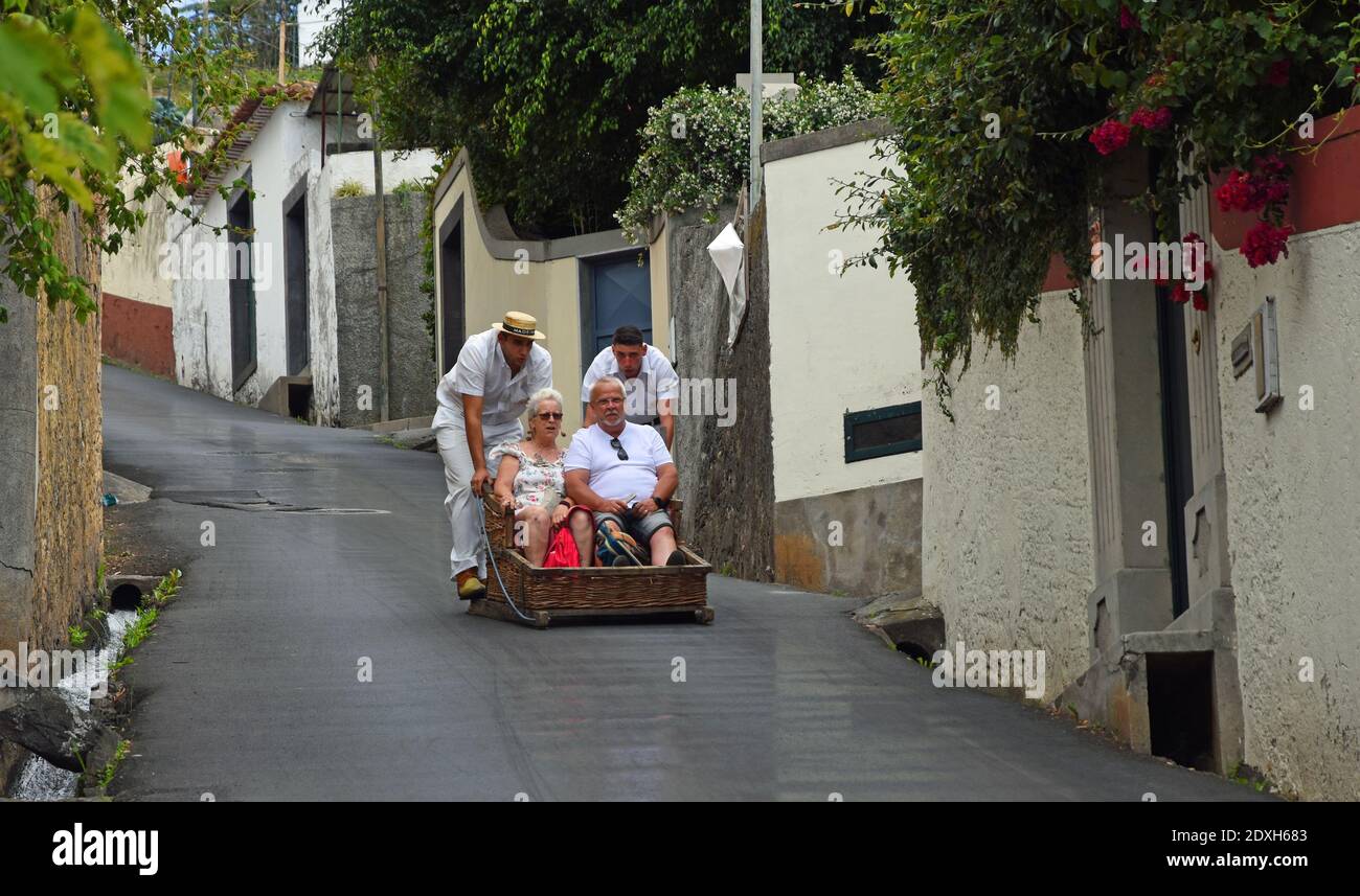 Funchal Madeira couple plus âgé ayant un tour en panier de descente. Banque D'Images