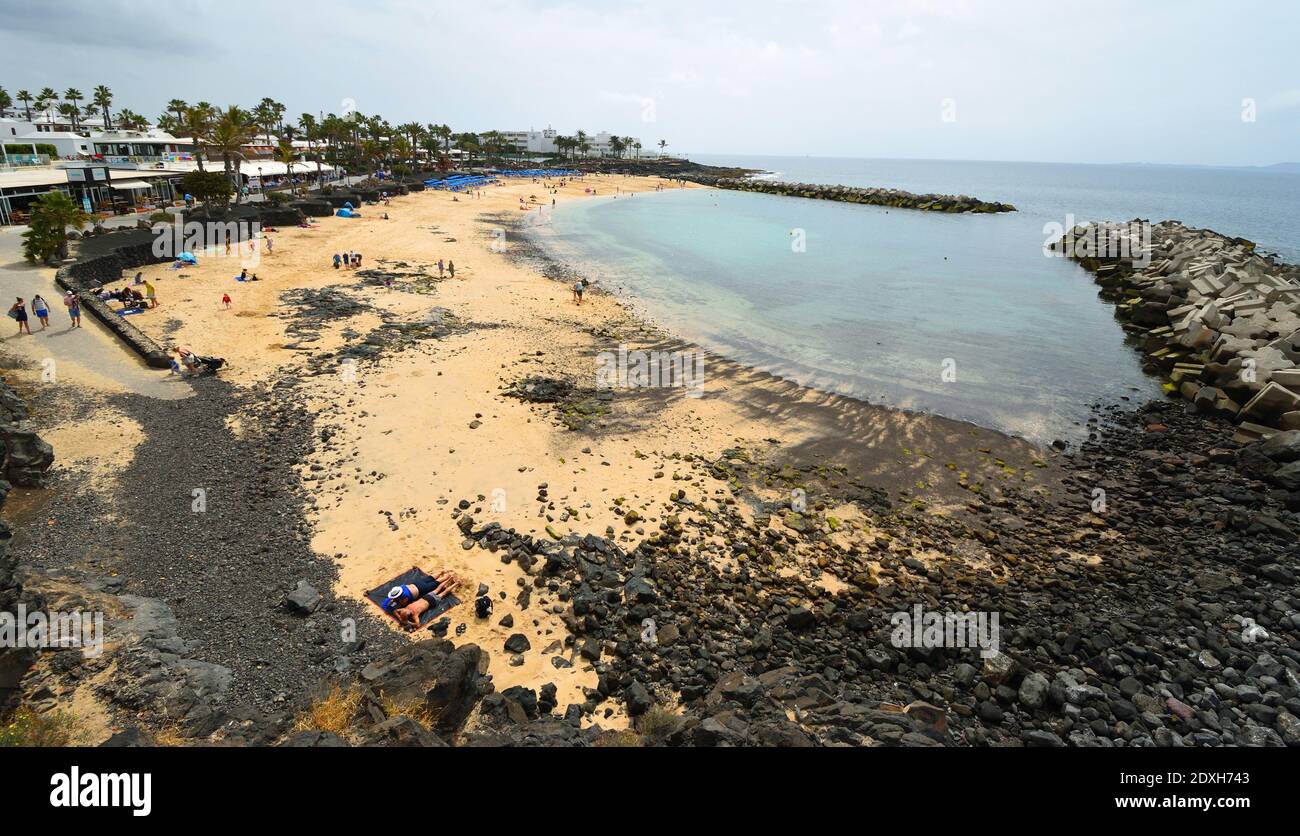 Vue sur la plage de Flamingo artificielle de Playa Blanca Lanzarote. Banque D'Images