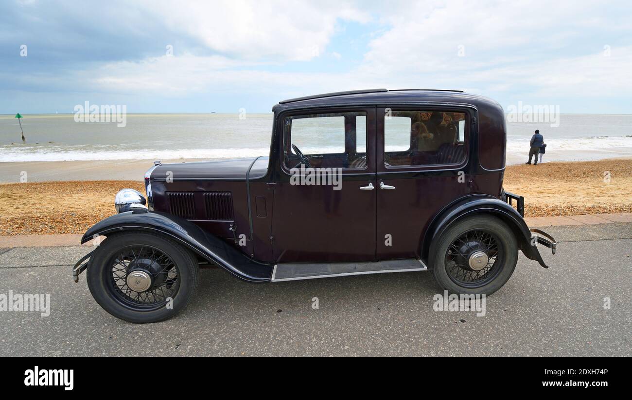 Classic 1933 Austin 10-4 voiture garée sur la promenade du front de mer. Banque D'Images
