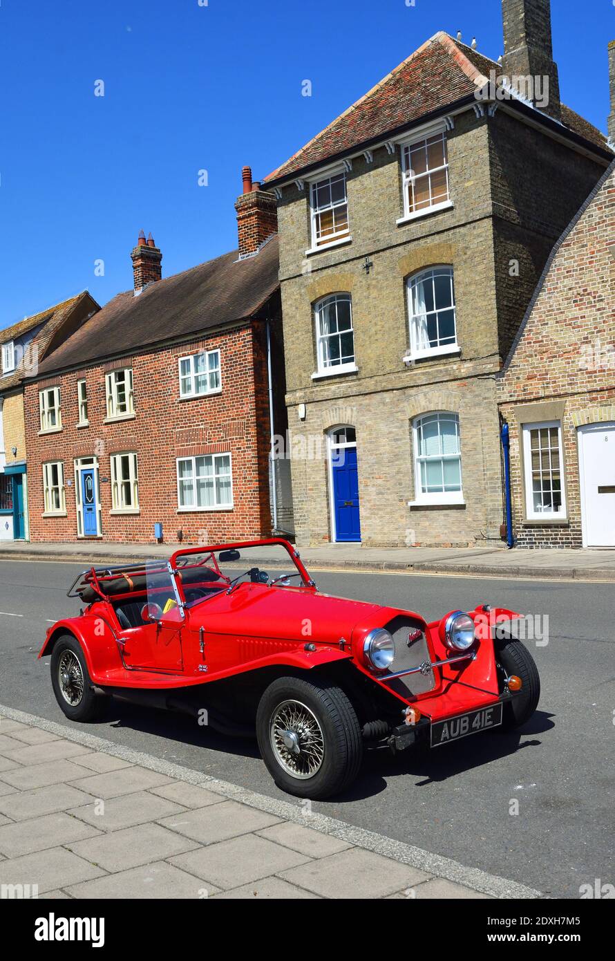 Voiture de sport Red Marlin garée dans la vieille ville de St Ives. Banque D'Images