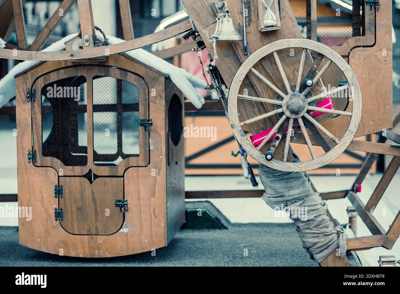 ancienne roue de ferris en bois sur une attraction de noël Banque D'Images