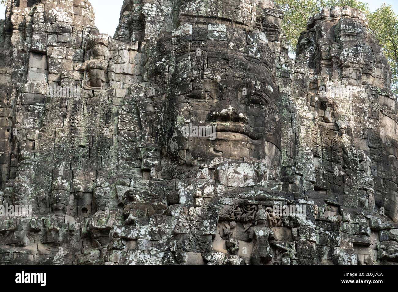 Grand visage sculpté dans le mur d'un temple dans Thom d'Angkor Banque D'Images