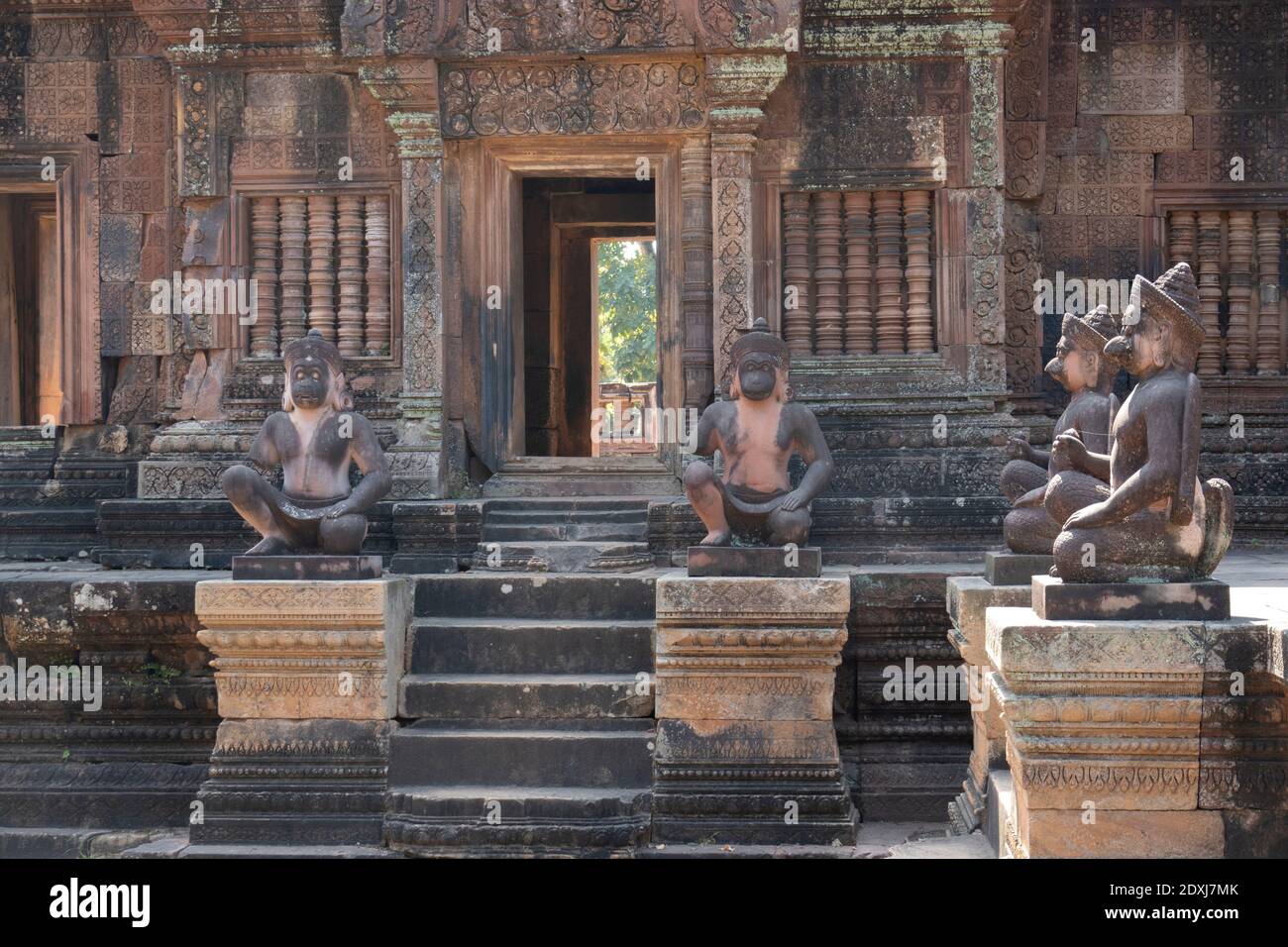 Statues de singes à l'entrée de Banteay Srei Banque D'Images