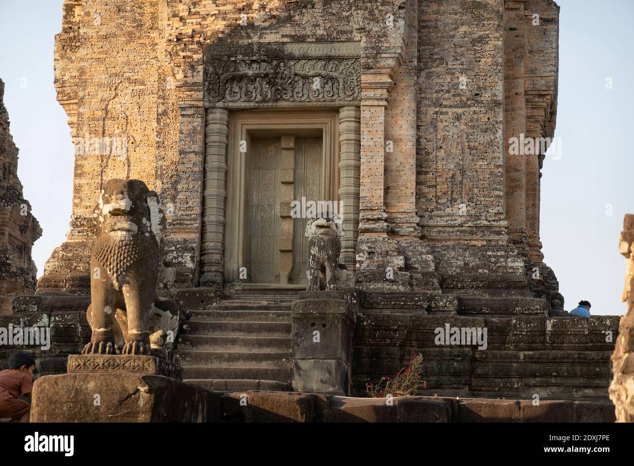 Statues de Lion qui gardaient les marches du temple de Ta Som Banque D'Images