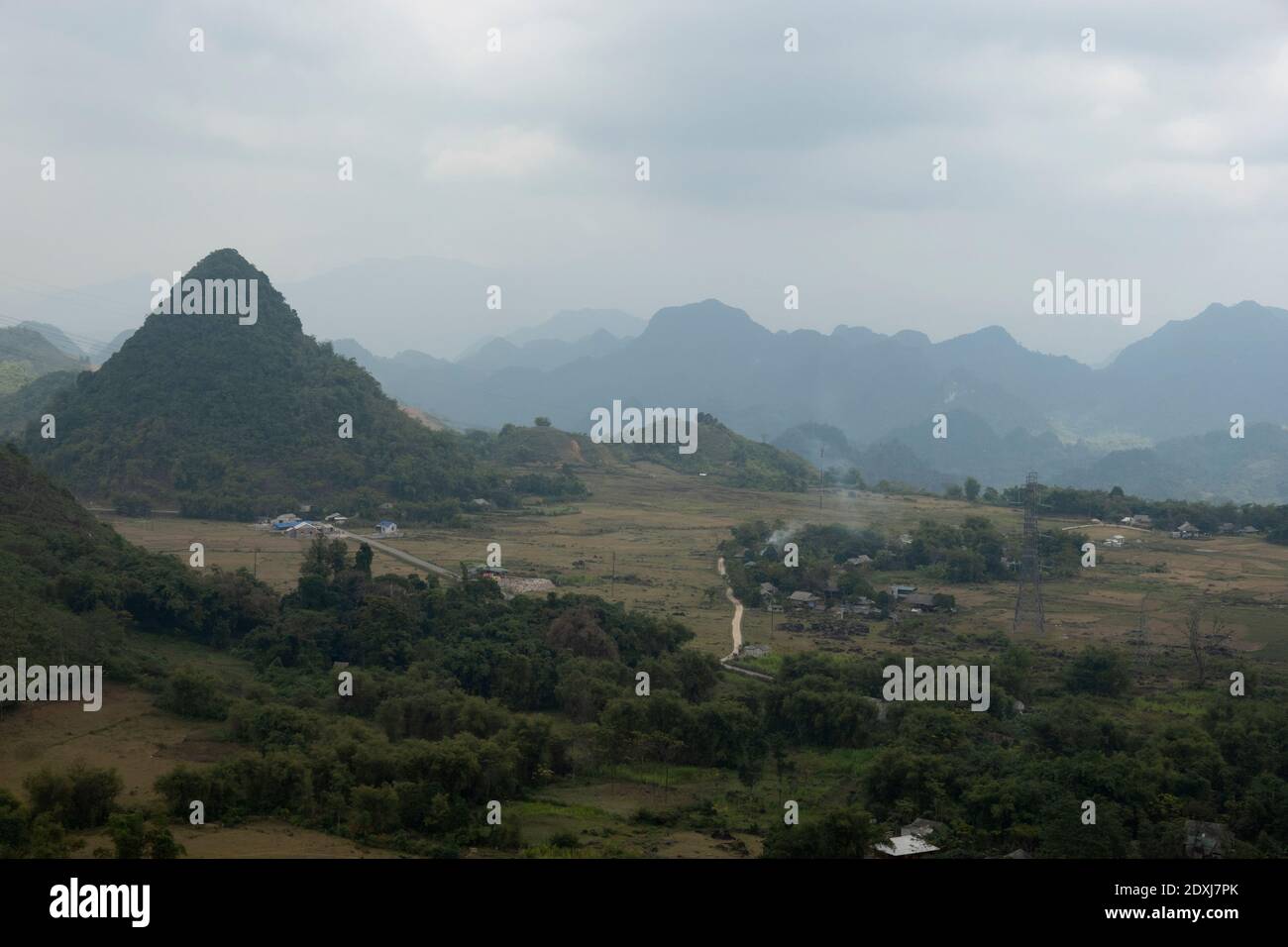 Paysage rural du Vietnam avec des montagnes en arrière-plan Banque D'Images