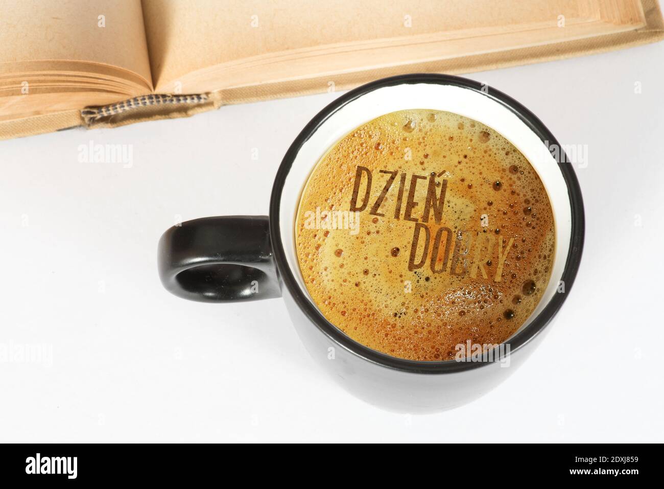Une tasse de café et bonjour à Dzien Dobry polonais Banque D'Images