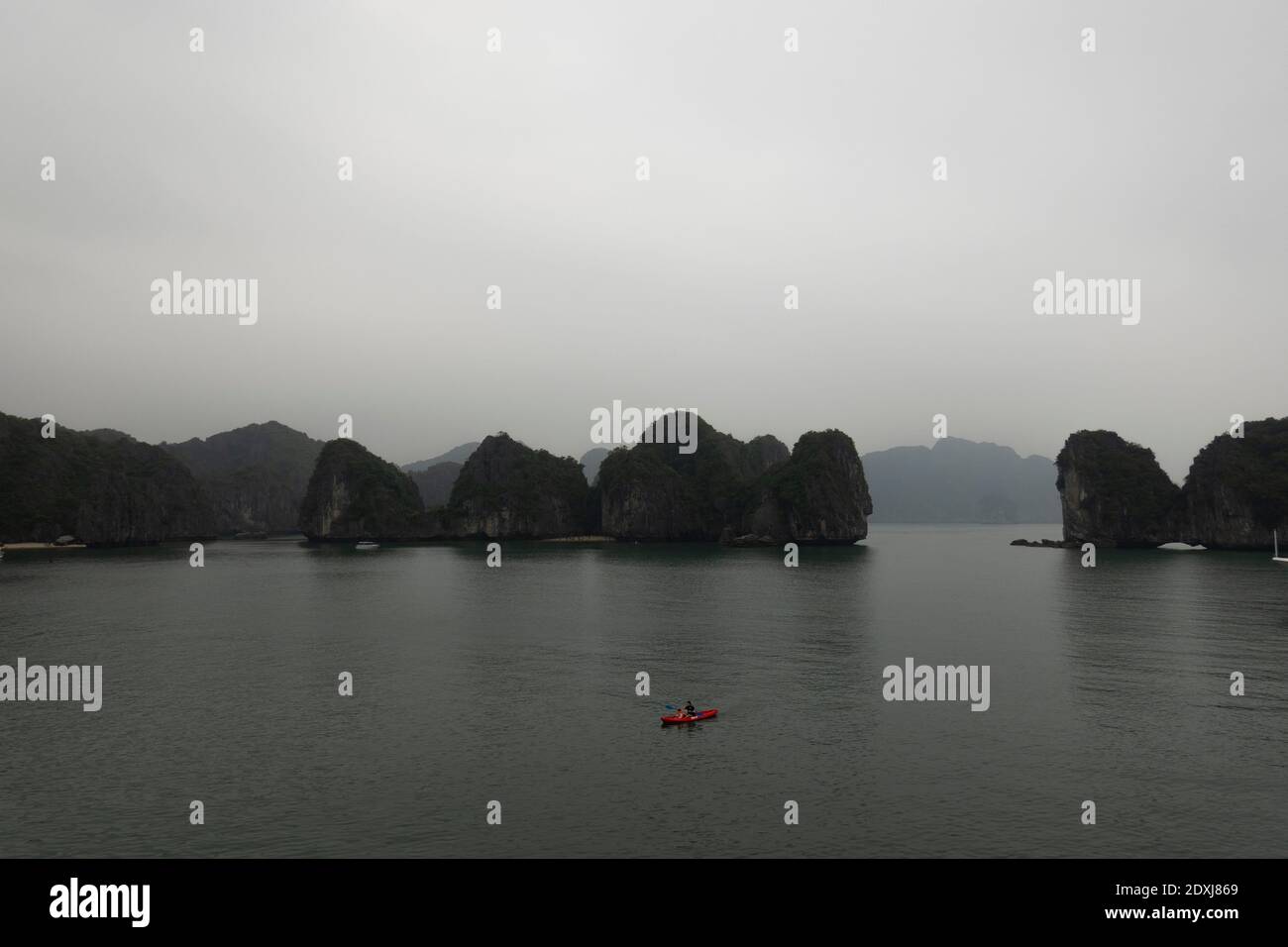 Kayakistes pagayant parmi les îles de Ha long Bay Banque D'Images