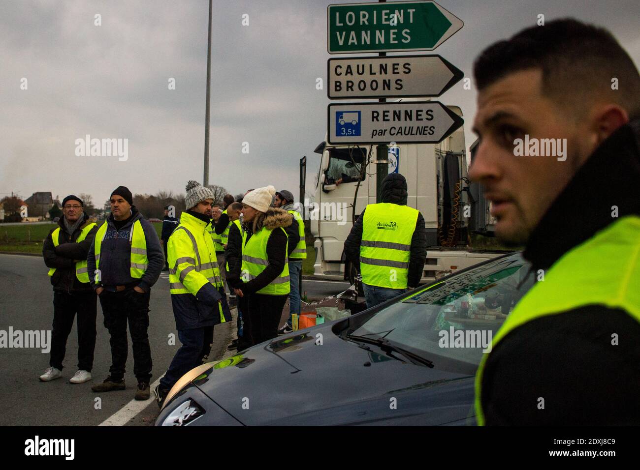 FRA - GILETS JAUNES Mardi, novembre 20, les gilets jaunes contre la montée  dans le bloc de carburant depuis samedi, novembre 17, le rond-point  principal sur l'outski Photo Stock - Alamy