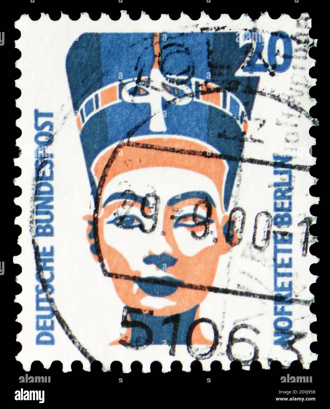 MOSCOU, RUSSIE - 23 MARS 2019: Timbre-poste imprimé en république fédérale allemande montre le buste de Nefertiti, Berlin, série de monuments, vers 1989 Banque D'Images