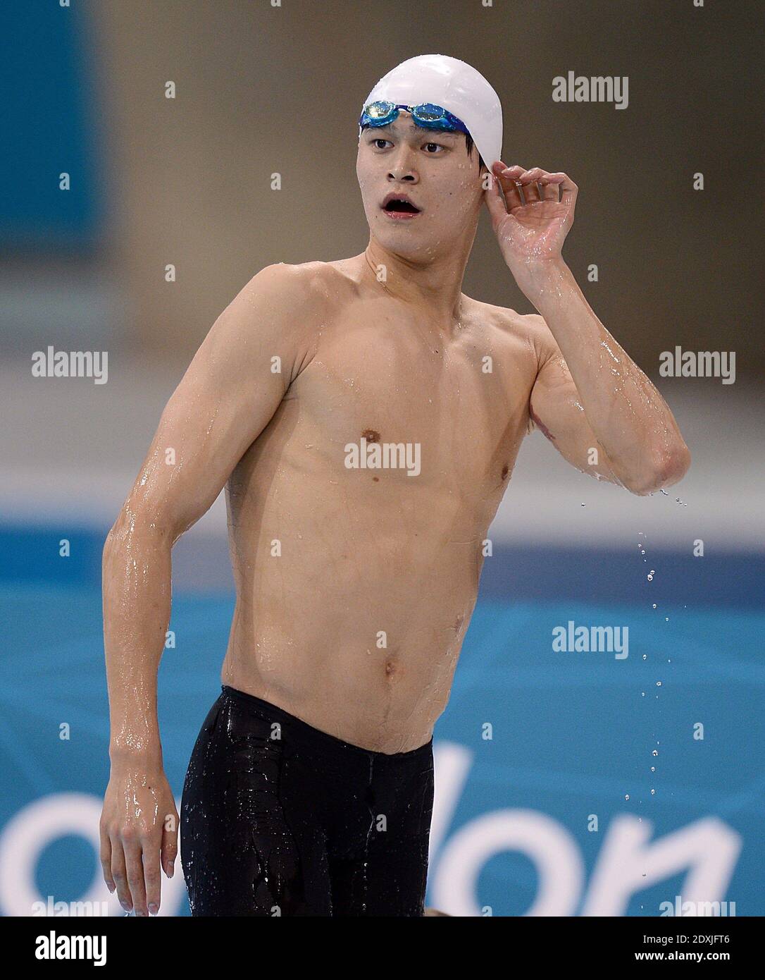 Photo du dossier datée du 29-07-2012 du Sun Yang de Chine après avoir remporté son deuxième sémicinal Freestyle de 200 m masculin au centre aquatique de Londres. Banque D'Images