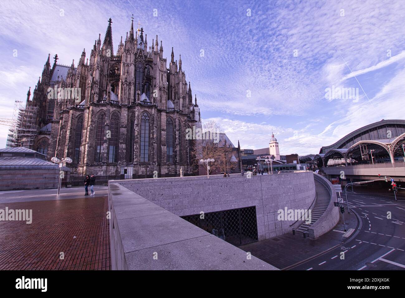 COLOGNE, ALLEMAGNE - 19 décembre 2020: Personnes sur les rives du Rhin à Cologne Deutz avec vue sur le pont Severin et les puissantes grues, Banque D'Images
