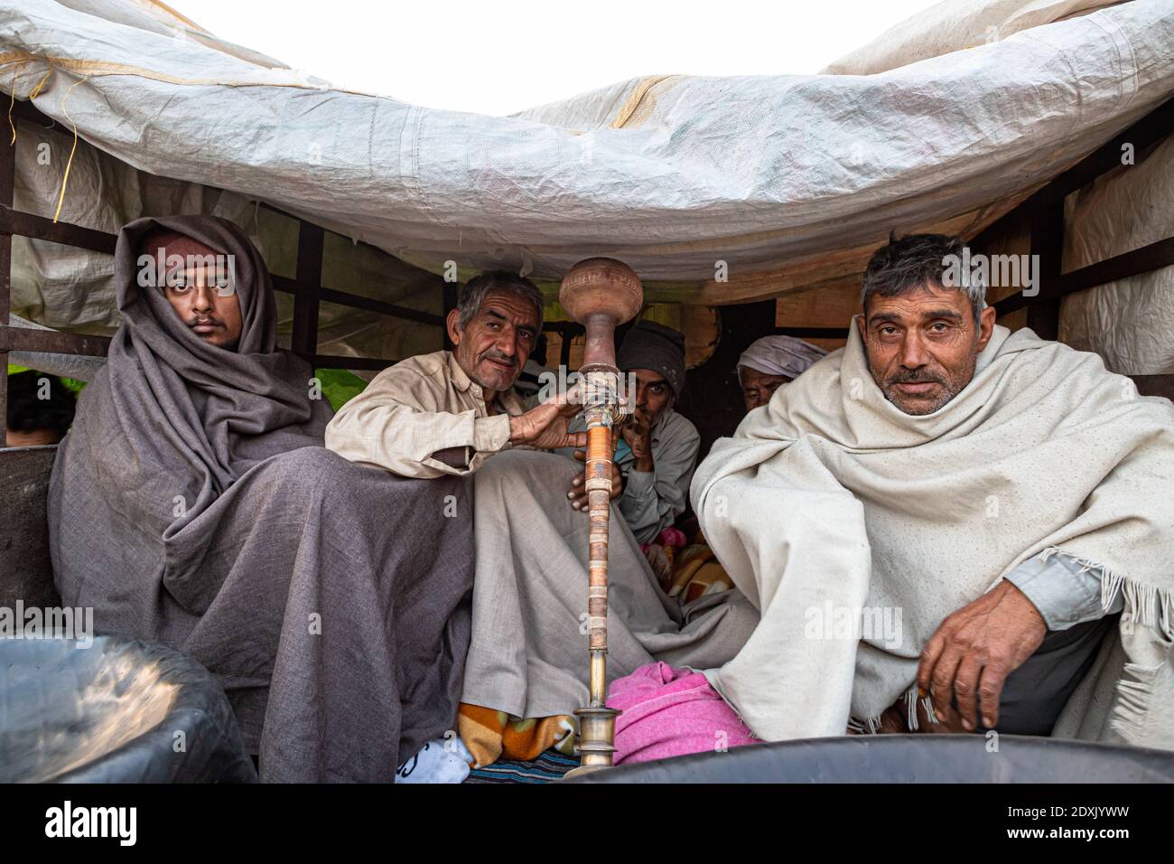 portrait d'un groupe d'agriculteurs lors de la manifestation à la frontière de delhi haryana, ils protestent contre la nouvelle loi agricole en inde. Banque D'Images