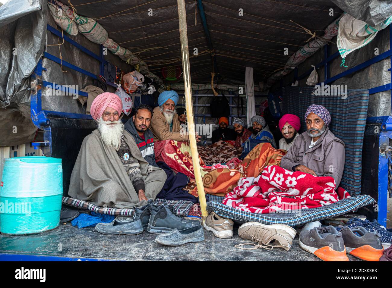 portrait d'un groupe d'agriculteurs lors de la manifestation à la frontière de delhi haryana, ils protestent contre la nouvelle loi agricole en inde. Banque D'Images