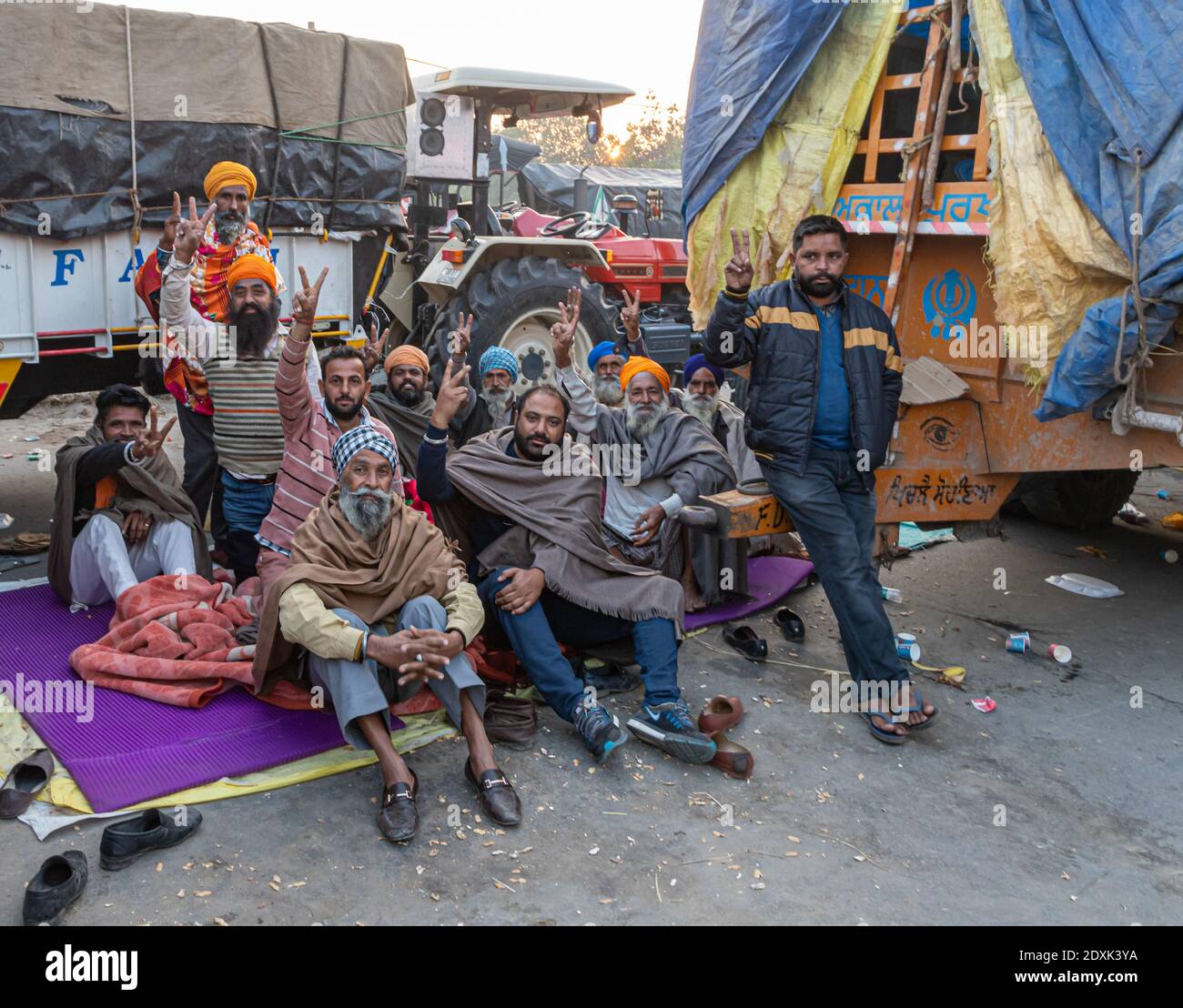 portrait d'un groupe d'agriculteurs lors de la manifestation à la frontière de delhi haryana, ils protestent contre la nouvelle loi agricole en inde. Banque D'Images