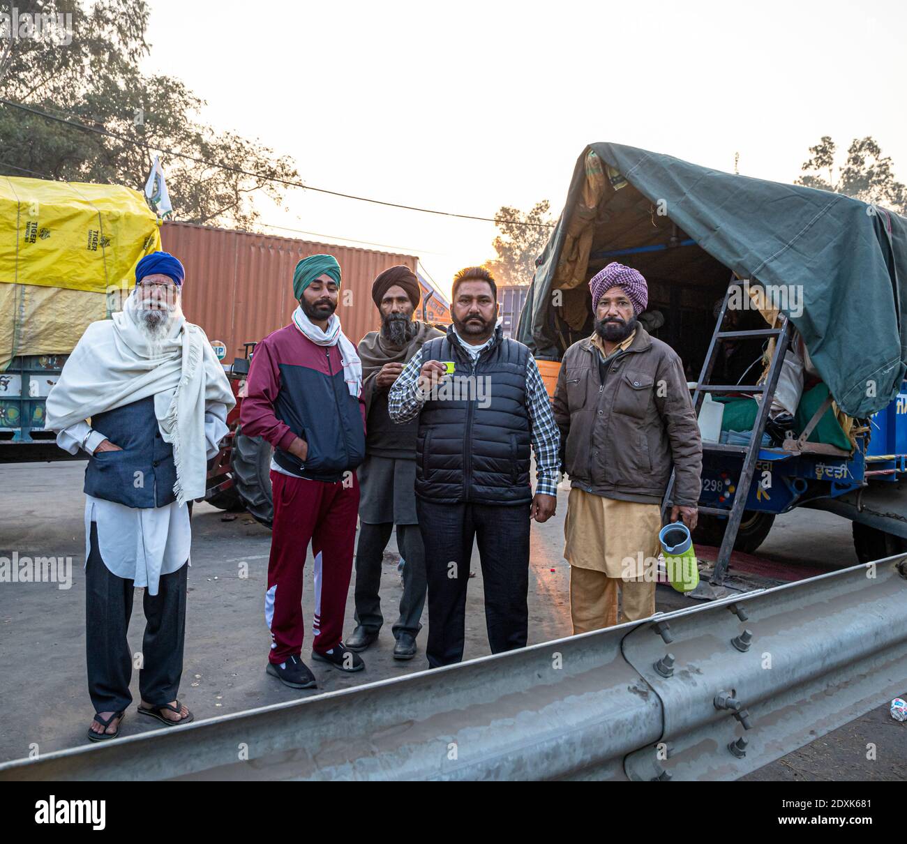 portrait d'un groupe d'agriculteurs lors de la manifestation à la frontière de delhi haryana, ils protestent contre la nouvelle loi agricole en inde. Banque D'Images