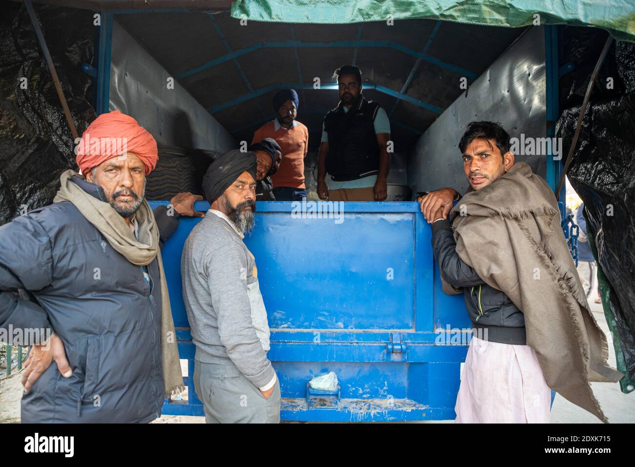 portrait d'un groupe d'agriculteurs lors de la manifestation à la frontière de delhi haryana, ils protestent contre la nouvelle loi agricole en inde. Banque D'Images