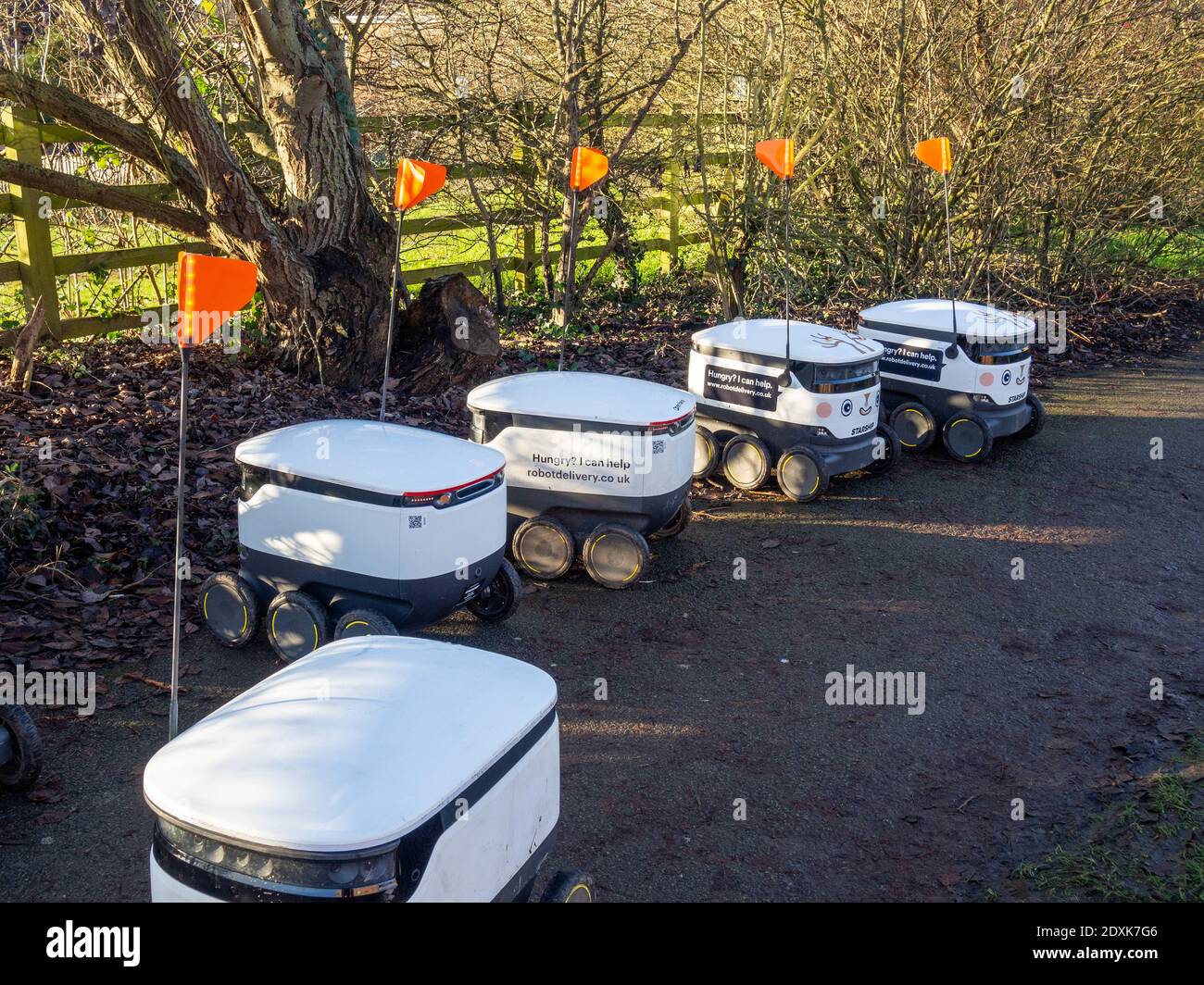 Starship Food Delivery robots, Wootton Fields, Northampton, Royaume-Uni ; un nouveau service introduit par le magasin local Co-op Banque D'Images