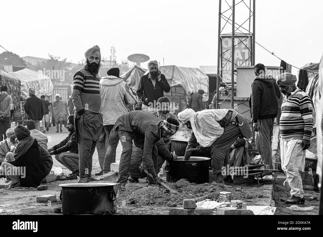 portrait d'un groupe d'agriculteurs qui font de la nourriture lors de la manifestation à la frontière de delhi haryana, ils protestent contre la nouvelle loi agricole en inde. Banque D'Images