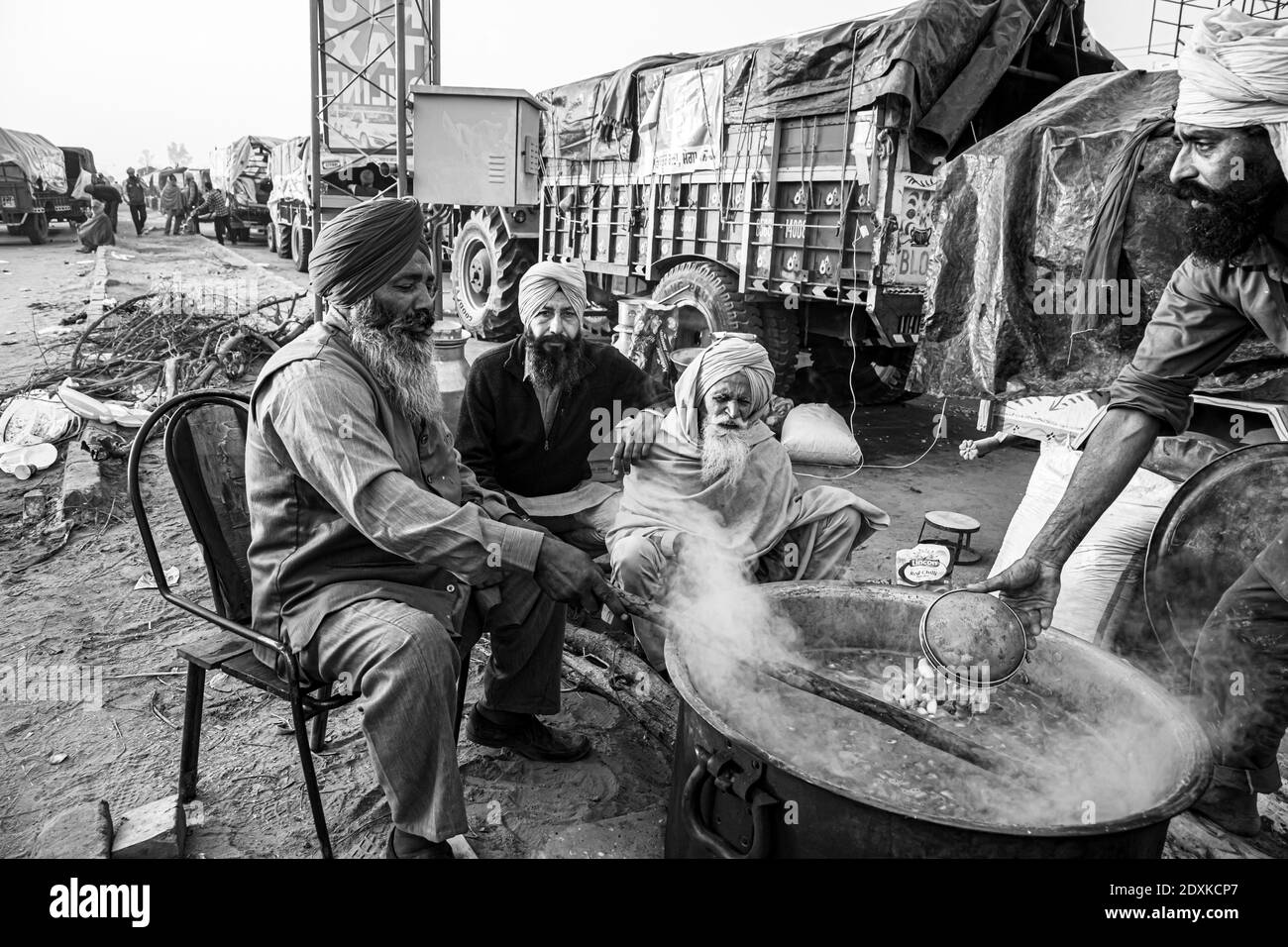 portrait d'un groupe d'agriculteurs qui font de la nourriture lors de la manifestation à la frontière de delhi haryana, ils protestent contre la nouvelle loi agricole en inde. Banque D'Images
